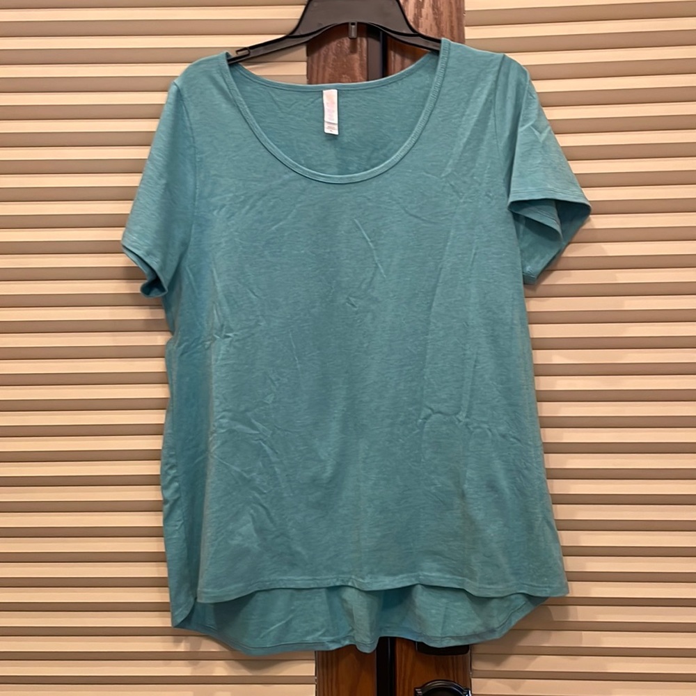 NWOT. SZ XL LuLaRoe tee